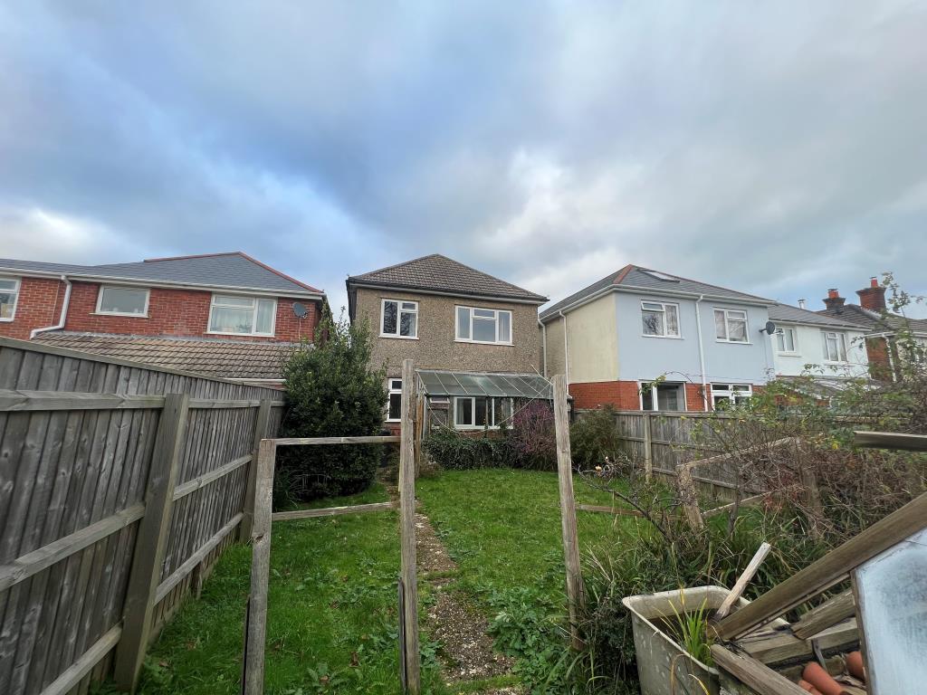 Lot: 77 - FREEHOLD DETACHED HOUSE FOR IMPROVEMENT - 